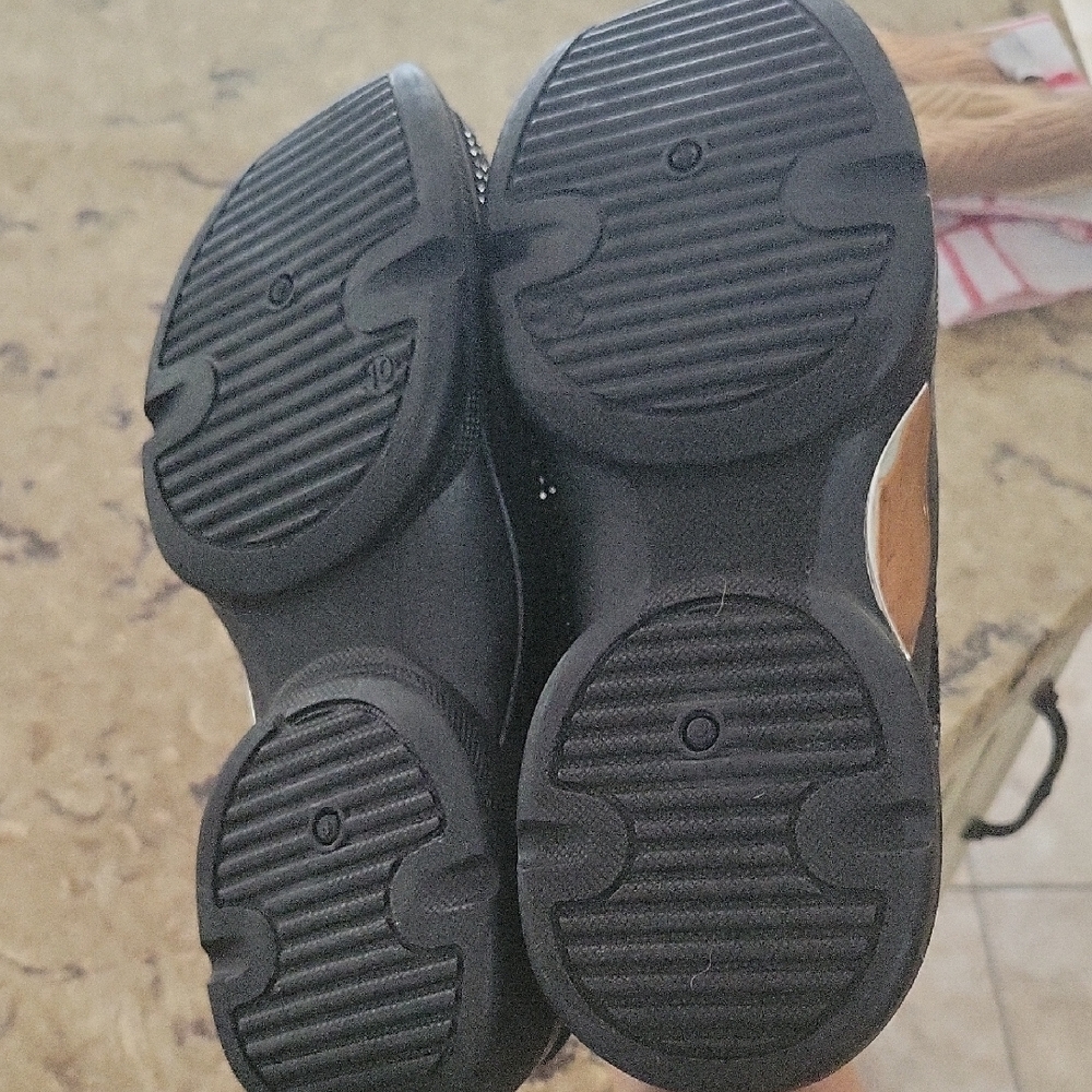 Rouge Helium Elegant Black Sneakers - Picture 6 of 7